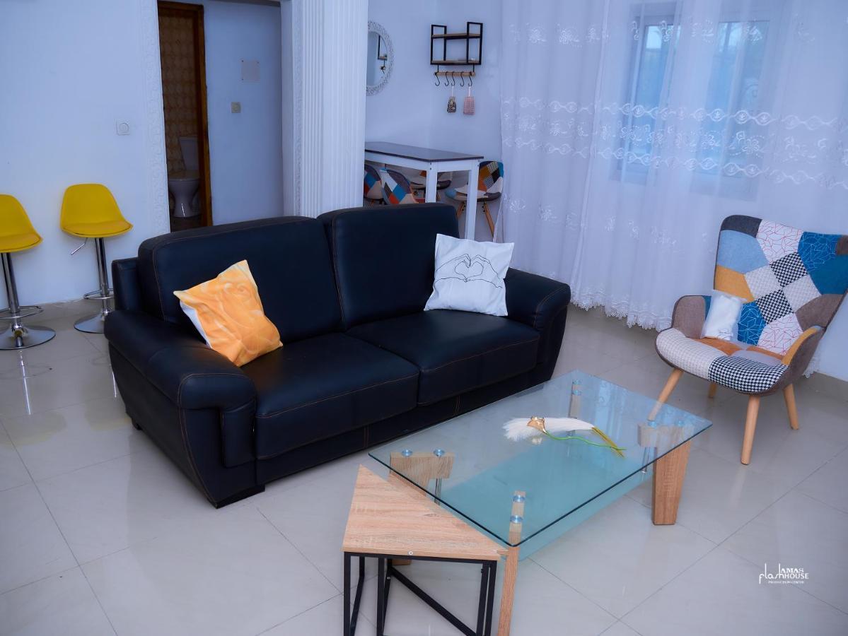 Naiveli-Palm Appartement Meuble Sobre Et Chic Douala Eksteriør billede
