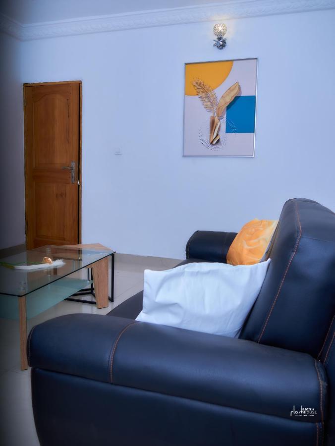 Naiveli-Palm Appartement Meuble Sobre Et Chic Douala Eksteriør billede