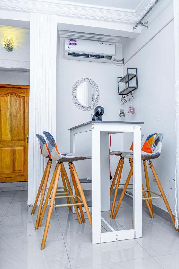 Naiveli-Palm Appartement Meuble Sobre Et Chic Douala Eksteriør billede