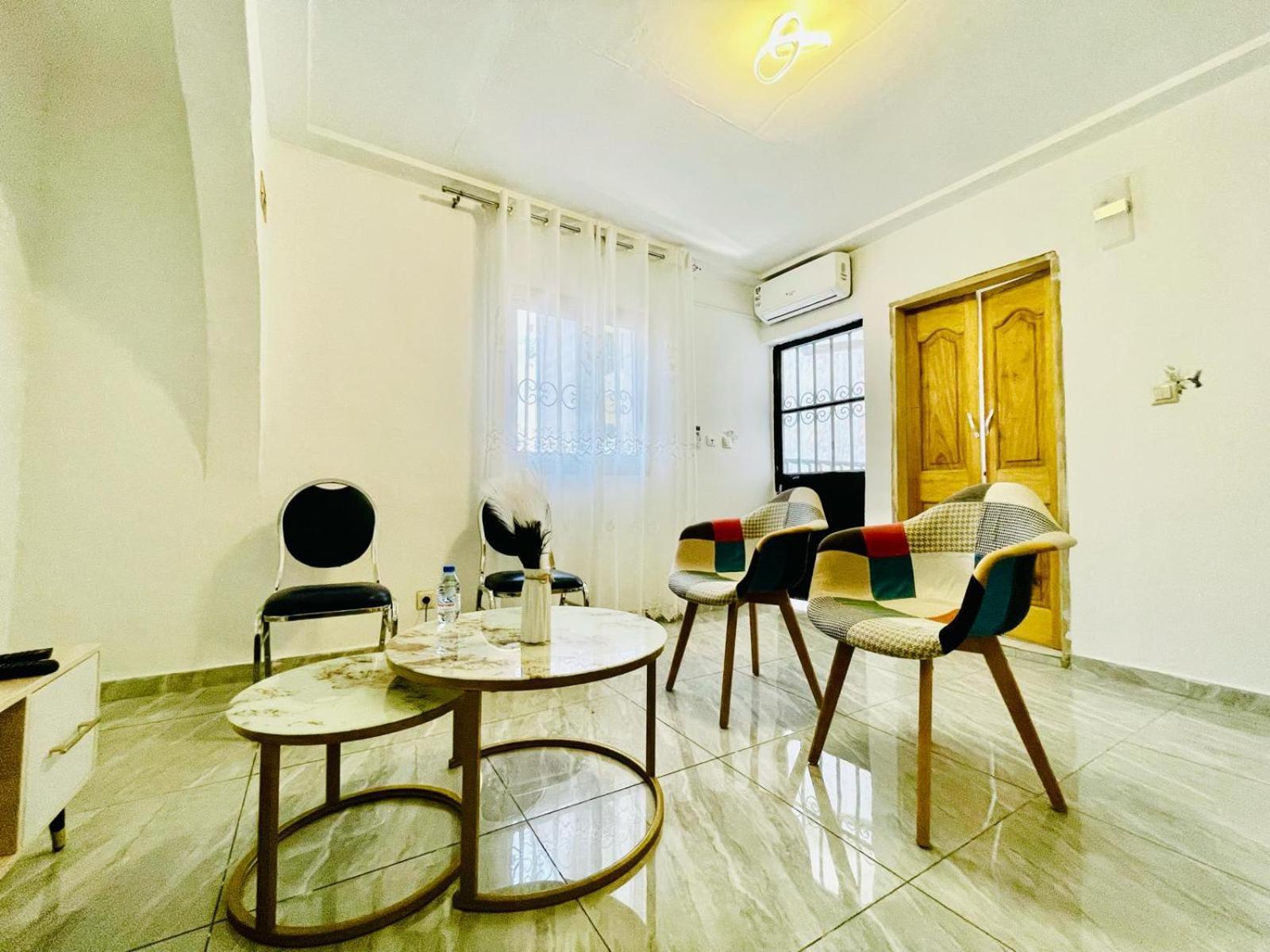 Naiveli-Palm Appartement Meuble Sobre Et Chic Douala Eksteriør billede
