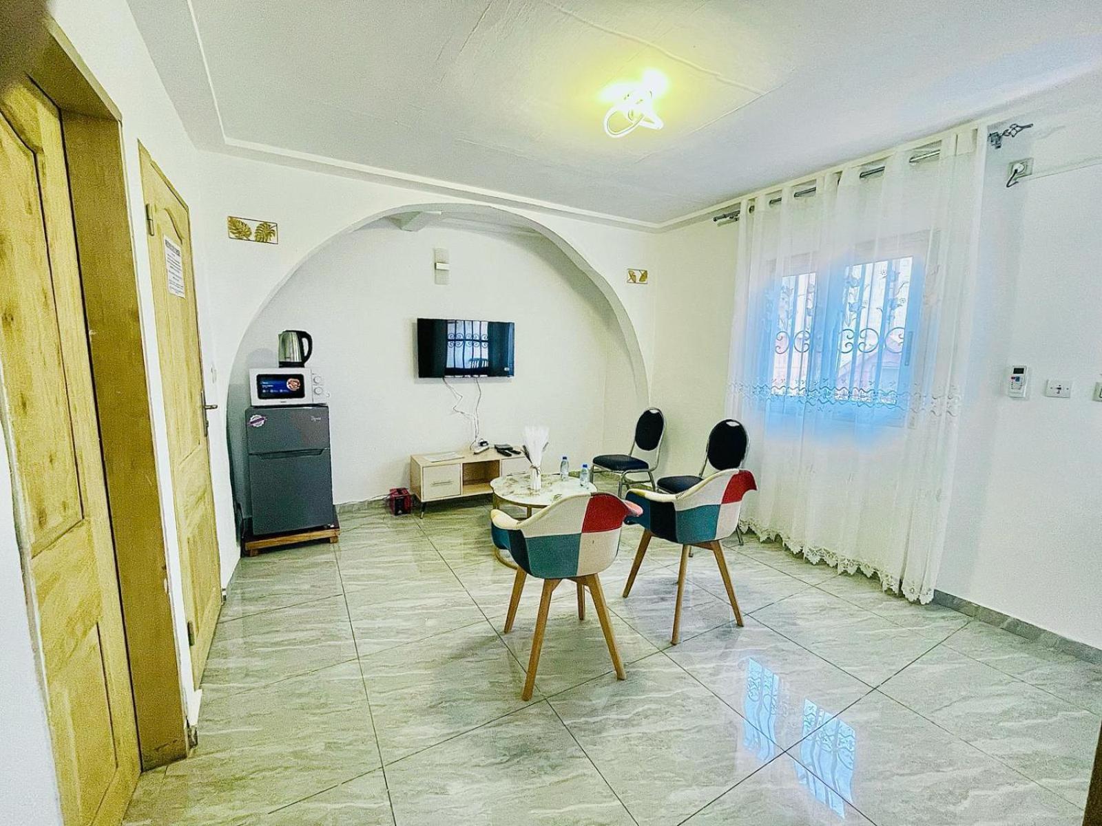 Naiveli-Palm Appartement Meuble Sobre Et Chic Douala Eksteriør billede